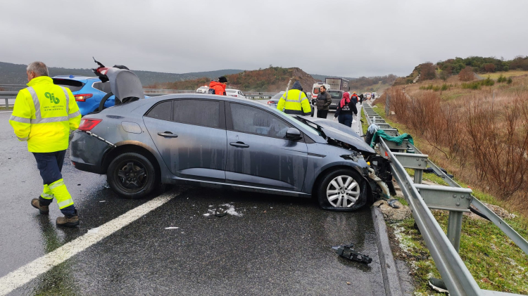 İstanbul-İzmir Otoyolu’nda 12 araç karıştı: Can kaybı ve yaralılar var!-Bursa Hayat-4