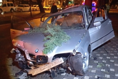Bursa’da feci kaza: Kontrolden çıkan otomobil ağaca çarptı