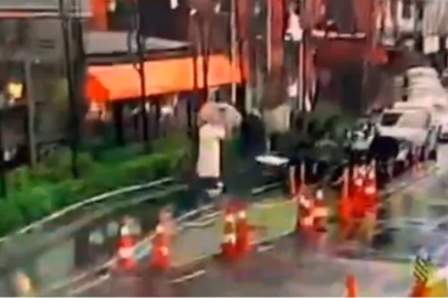 Fırtına İstanbul'da felaket getirdi: Tabelanın altında kalan kadın hastaneye kaldırıldı!