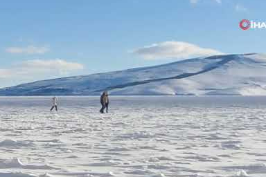 Çıldır Gölü'nde atlı kızak heyecanı!