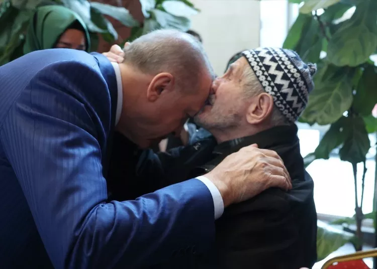 Cumhurbaşkanı Erdoğan MYK öncesi vatandaşlarla kucaklaştı-Bursa Hayat-2