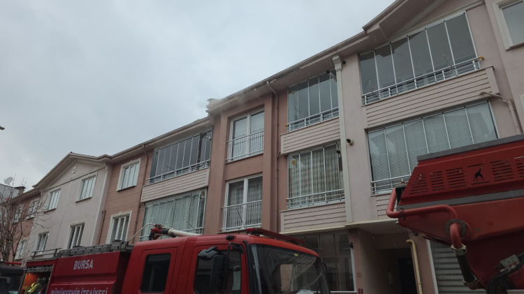 Bursa’da dairede yangın: Çocuk kurtarıldı, kediler telef oldu!-Bursa Hayat-2