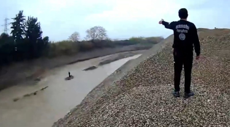 Mersin’de araç çaya uçtu! Sürücü akıntıda mahsur kaldı-Bursa Hayat-2