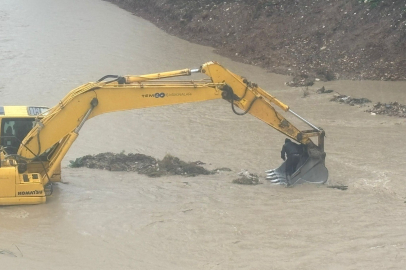 Mersin’de araç çaya uçtu! Sürücü akıntıda mahsur kaldı