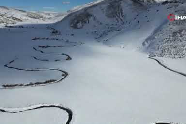 Bitlis’te Güzeldere Menderesleri karla kartpostallık görüntüler oluşturdu