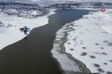 Afyonkarahisar’da donan Emre Gölü’nden masalsı manzaralar