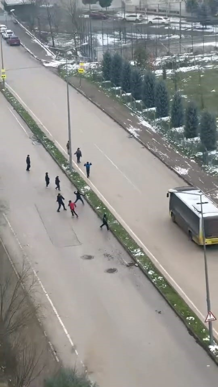 Bursa’da kar topu krizi: Şoför sopayla kovaladı!-Bursa Hayat-2