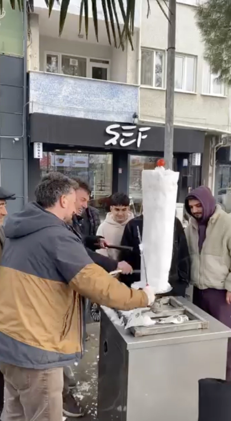 Bursa’da renkli anlar: “Kardan döner” şovu!-Bursa Hayat-2