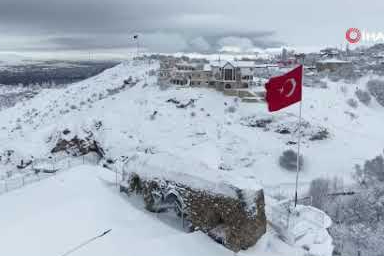 Harput’un tarihi sokakları karla beyaz bir masala dönüştü