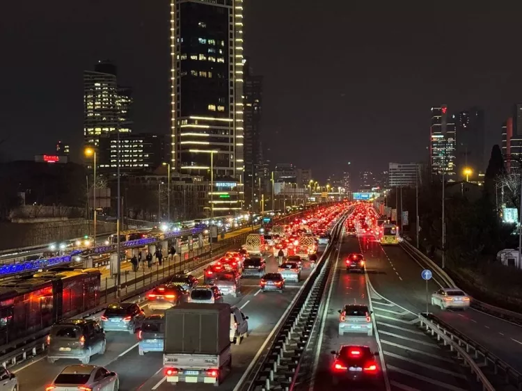 İstanbul’da trafik alarmı: Yoğunluk %90’a dayandı!-Bursa Hayat-2