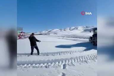 Traktör arkasında kayak keyfi