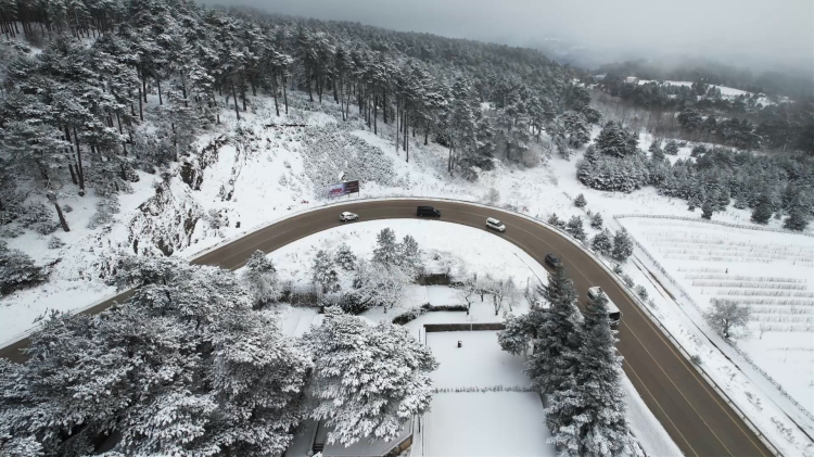 Beyaz gelinliğini giyen Uludağ yollarında büyüleyici manzara!-Bursa Hayat Gazetesi-4