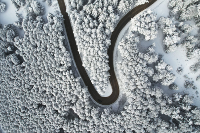 Beyaz gelinliğini giyen Uludağ yollarında büyüleyici manzara!