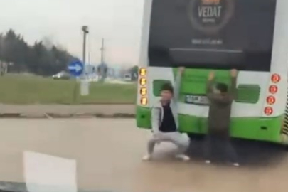 Bursa’da tehlikeli oyun: Otobüsün arkasına tutunup yolculuk yaptılar!