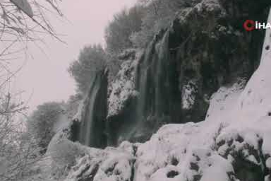 Girlevik Şelalesi’nde kar şöleni