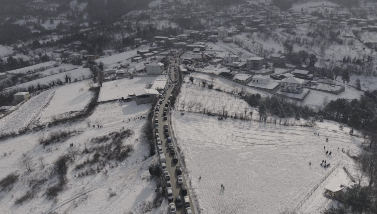 Bursa’da kış coşkusu trafik sorunuyla gölgelendi: Vatandaşlar tepkili!-Bursa Hayat-3