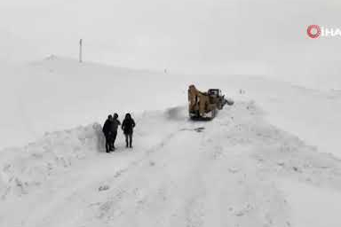 Kar kalınlığının yer yer 2 metreyi bulduğu bölgede yol açma çalışması