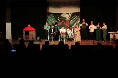 Osmangazi’de engelli oyunculardan profesyonellere taş çıkaran gösteri