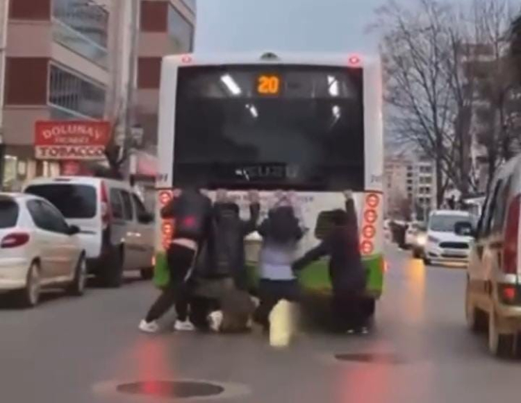 Bursa’da akılalmaz görüntü: Çocukların tehlikeli yolculuğu korkuttu!-Bursa Hayat-2