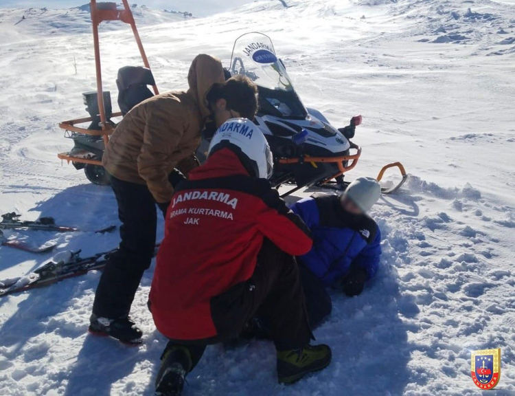 Pist dışında mahsur kaldılar! JAK timlerinden Uludağ'da hızlı müdahale-Bursa Hayat Gazetesi-3