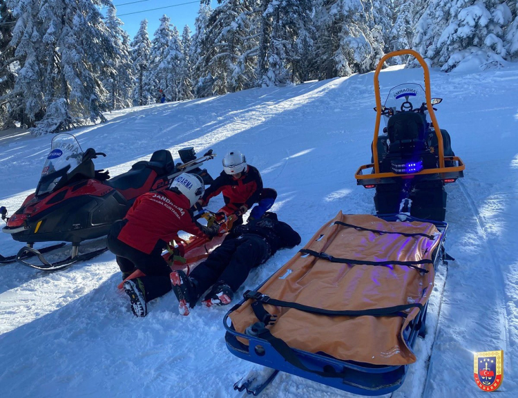 Pist dışında mahsur kaldılar! JAK timlerinden Uludağ'da hızlı müdahale-Bursa Hayat Gazetesi-2