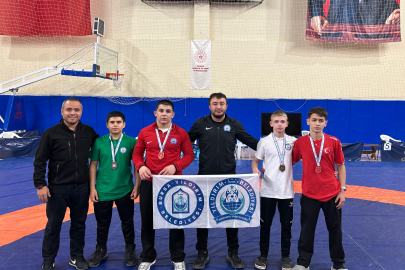 Bursa Yıldırımlı genç güreşçiler, Isparta’da fırtına gibi esti!