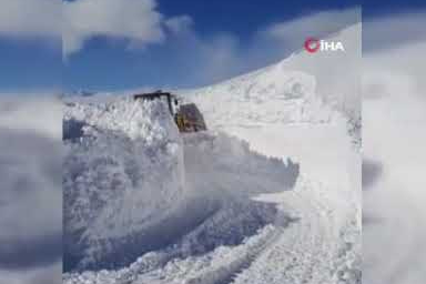 Yaylacık köyünde kar 4 metreye ulaştı, kepçe zor anlar yaşadı