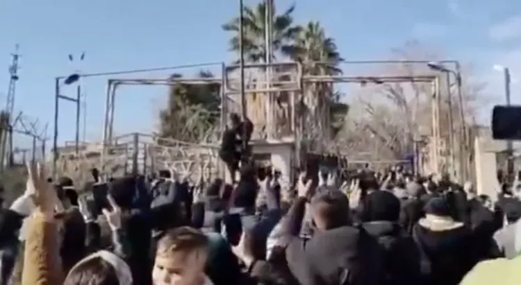 DEM Parti toplantısında gerginlik: Türk askerine ve bayrağa saldırı!-Bursa Hayat-2