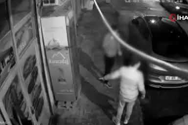 Şaka kazası! Cam kırıldı, genç iş yerine düştü