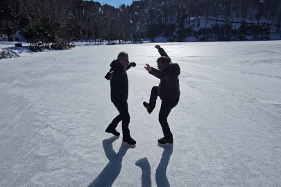 Bursalı dağcıdan "Buzlu" gösteri: Önce yöresel oyun, sonra dondurucu dalış!