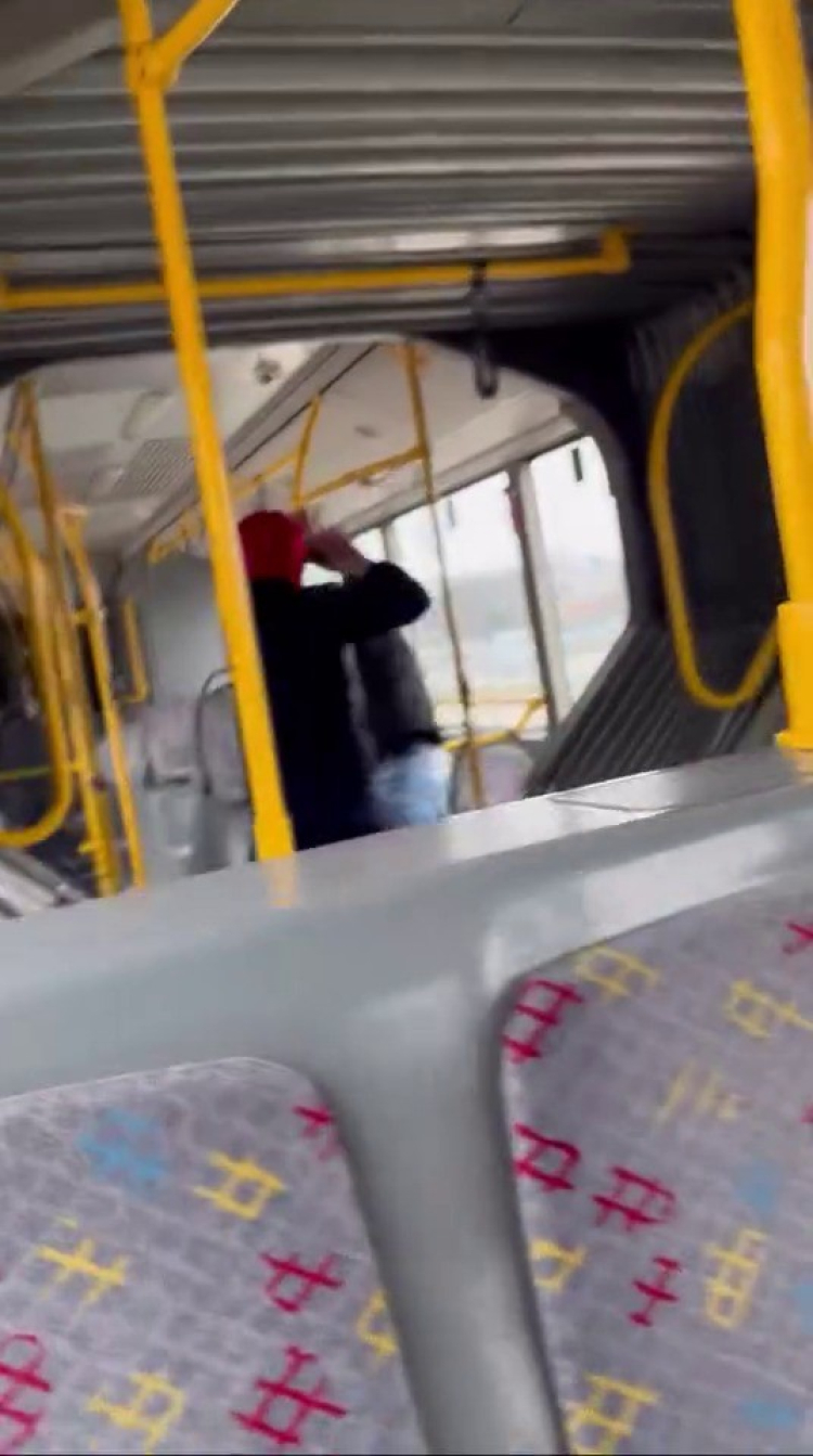 Bursa’da otobüste şiddet: “Komutanımı koruyorum” deyip saldırdı!-Bursa Hayat-2