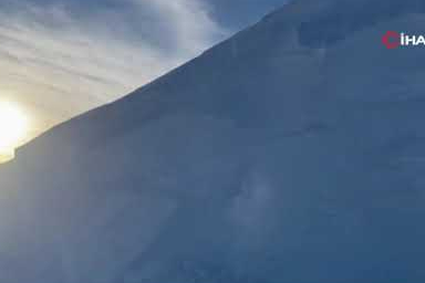 Erzurum’da 3 metrelik karla zorlu mücadele