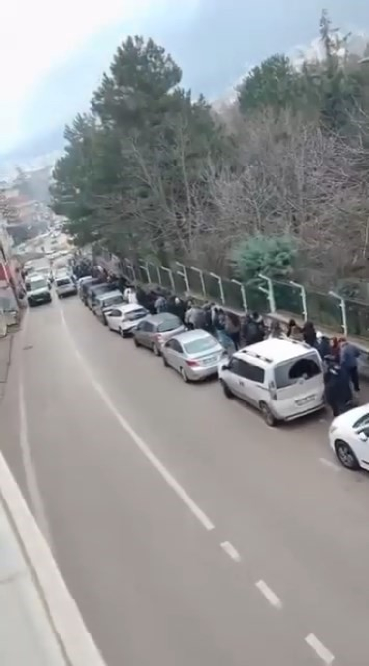 Uludağ’da hafta sonu yoğunluğu: Kuyruk 500 metreyi aştı!-Bursa Hayat Gazetesi-2