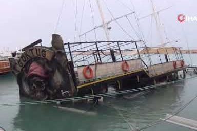 Mersin’de şiddetli yağış ve fırtına gezi teknesini batırdı