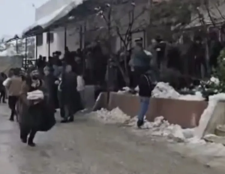 Ekmek kuyrukları uzuyor: Türkiye’den yardım malzemesi gönderildi!-Bursa Hayat-2