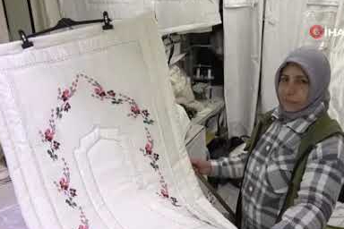 İlk işyerini veresiye alınan dikiş makineleriyle kurdu