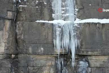 Şırnak’ta eşsiz kış manzarası: Şelaleler buz tuttu