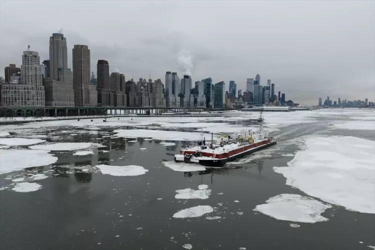 Tarihi kar fırtınası ABD’yi vurdu: Hudson Nehri buz tuttu, milyonlarca kişi elektriksiz kaldı!-Bursa Hayat-4