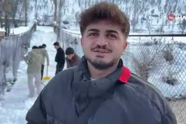 Beytüşşebap’ta köprü mesaisi! 2 metre karı küreklerle temizliyorlar