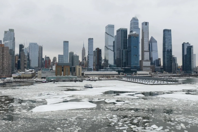 Tarihi kar fırtınası ABD’yi vurdu: Hudson Nehri buz tuttu, milyonlarca kişi elektriksiz kaldı!