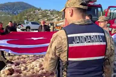 Jandarma ve itfaiyeden ortak çalışma! Yıpranan bayrak yenilendi