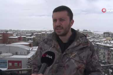 Sivas’ta donduran anlar! Domuz sürüsü buz gibi suda görüntülendi