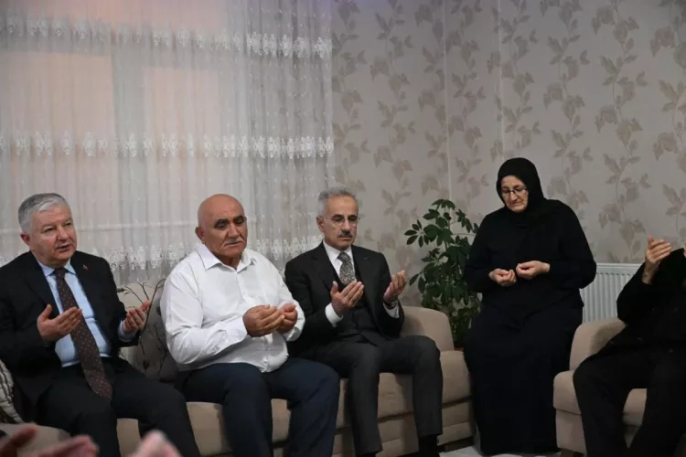 Bakan Uraloğlu’ndan şehit Yavuz Çoban’ın ailesine anlamlı bir ziyaret-Bursa Hayat-2