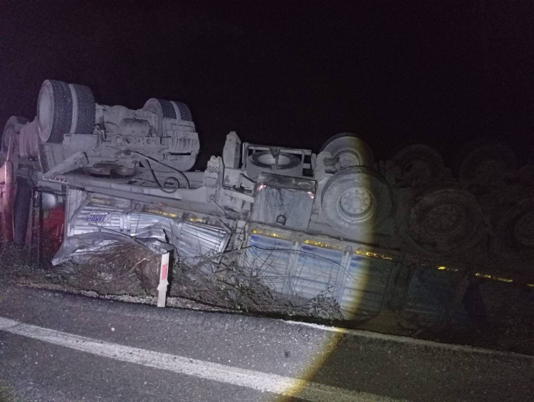 Bursa’dan Osmaneli’ye giden tır devrildi: 3 kişi hastaneye kaldırıldı!-Bursa Hayat-2