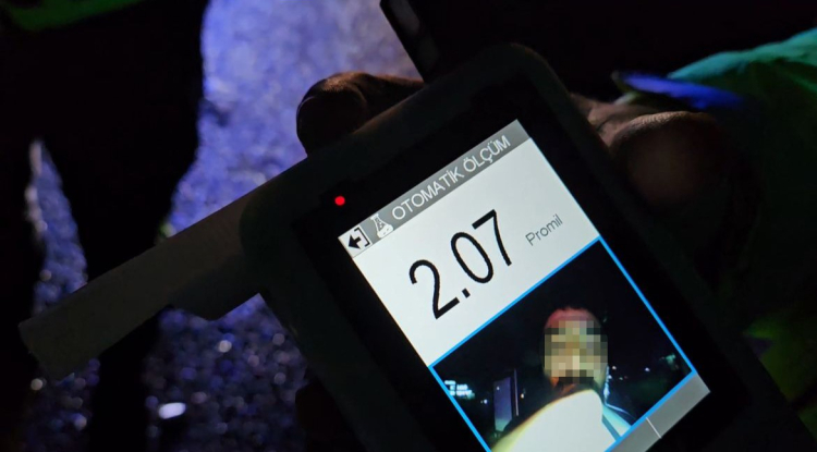 Bursa'da alkollü sürücü dehşeti: Bariyerlere çarpan araçta 1 yaralı!-Bursa Hayat Gazetesi-2