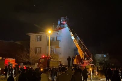 Bursa’da gece yarısı 3 katlı binada korku dolu anlar