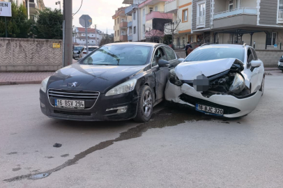 Bursa’da kavşakta trafik kazası: Yaralılar var!