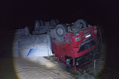 Bursa’dan Osmaneli’ye giden tır devrildi: 3 kişi hastaneye kaldırıldı!