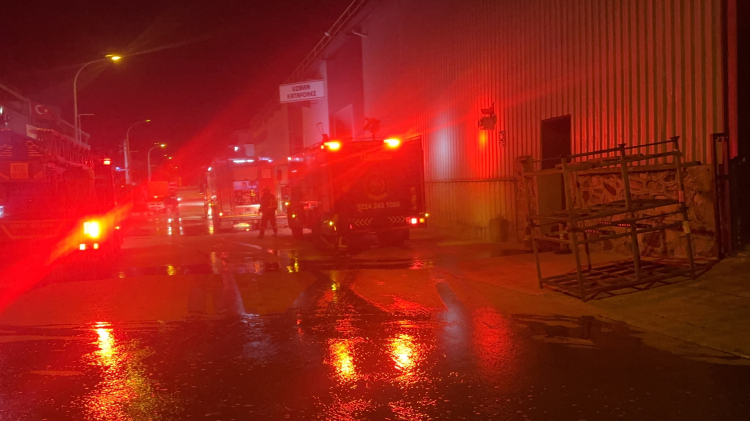 Bursa'da korkutan fabrika yangını: 4 saatlik mücadeleyle söndürüldü!-Bursa Hayat Gazetesi-3