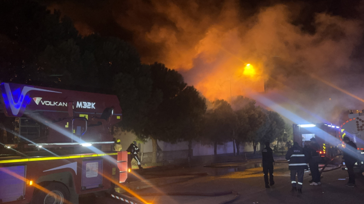Bursa'da korkutan fabrika yangını: 4 saatlik mücadeleyle söndürüldü!-Bursa Hayat Gazetesi-6